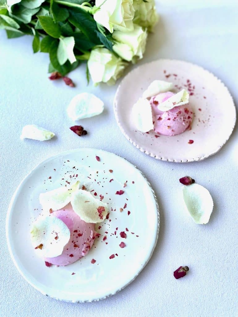 Rozen pannacotta met gesuikerde rozenblaadjes