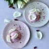 Rozen pannacotta met gesuikerde rozenblaadjes