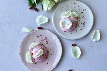 Rozen pannacotta met gesuikerde rozenblaadjes