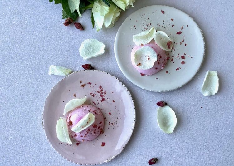 Rozen pannacotta met gesuikerde rozenblaadjes