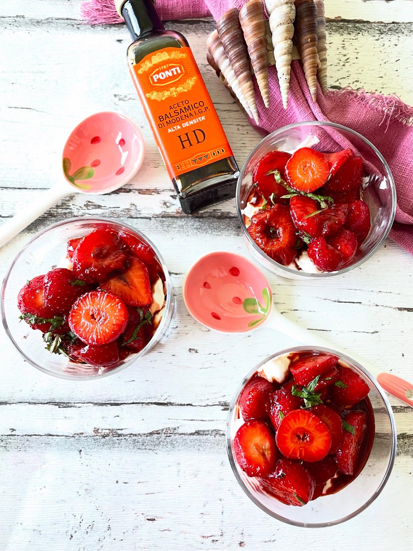Een eenvoudig maar toch bijzonder toetje, deze hangop met gemarineerde aardbeien. De aceto balsamico van @pontiofficial halen de smaak van de zoete Hollandse zomerkoninkjes omhoog, de zachtromige hangop maakt de smaakbeleving af!
🍓 
250 gram aardbeien
2 eetlepels aceto balsamico
1/2 theelepel vanille extract
6 blaadjes verse munt
1 liter volle yoghurt 

Leg een zeef op een (beslag)kom. Maak een schone theedoek nat en wring uit. Leg de doek in de zeef en giet de yoghurt erin. Zet alles een nacht in de koelkast om uit te laten lekken. Schep de hangop uit de theedoek en bewaar tot gebruik in een afgesloten bakje.

Meng de aardbeien met de balsamico-azijn en het vanille-extract en laat ze minimaal een half uur marineren op kamertemperatuur.

Roer er de in reepjes gesneden muntblaadjes door.
Serveer de aardbeien met de hangop.
#gekregen #acetobalsamico #pontiofficial #balsamicoazijn #hangop #aardbeien #toetje #dessert #recept #nagerecht