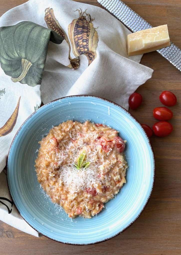 eenpersoonsmaaltijd orzotto met tomaat