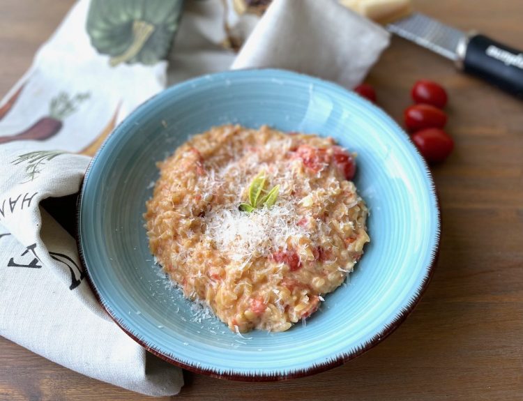 eenpersoonsmaaltijd orzotto met tomaat