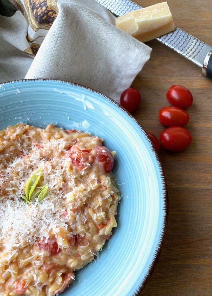 eenpersoonsmaaltijd orzotto met tomaat
