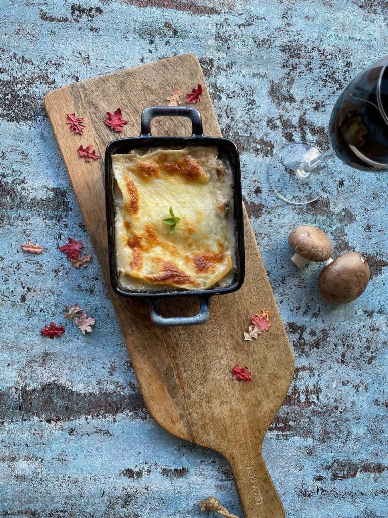 Eenpersoonsmaaltijd paddenstoelen lasagne