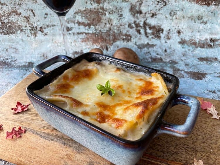 Eenpersoonsmaaltijd paddenstoelen lasagne