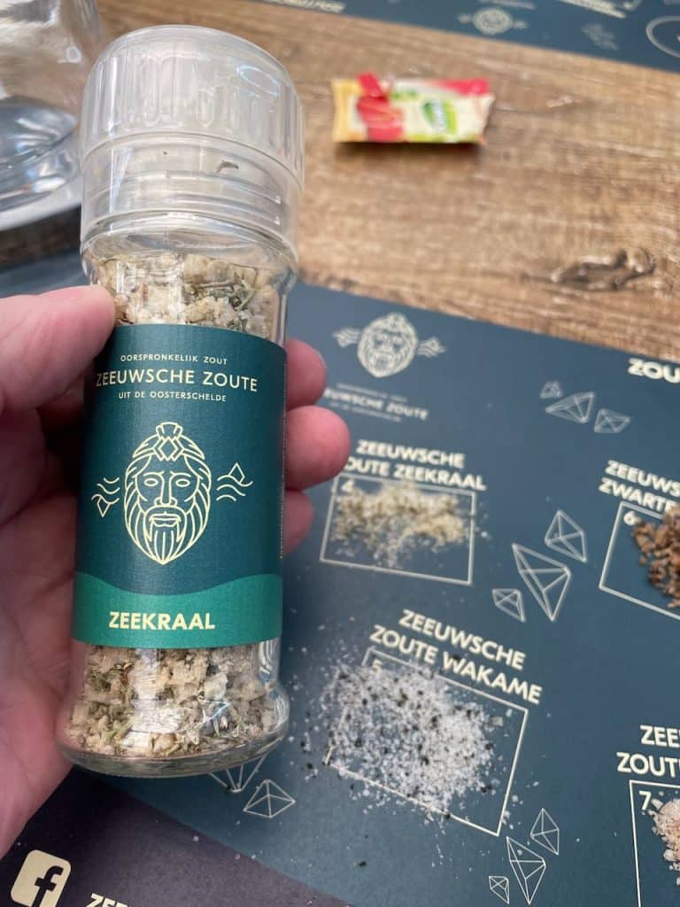 Luchtige zeewierboter met zeekraalzout