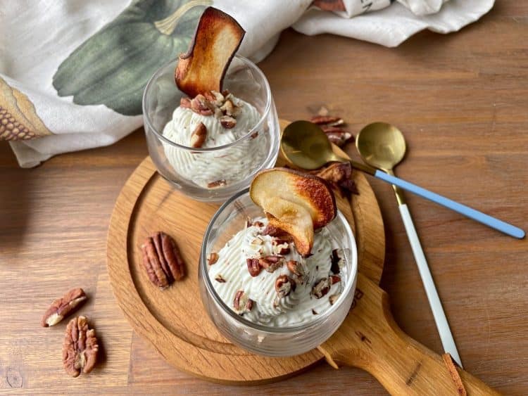 gorgonzola mousse met perenchips