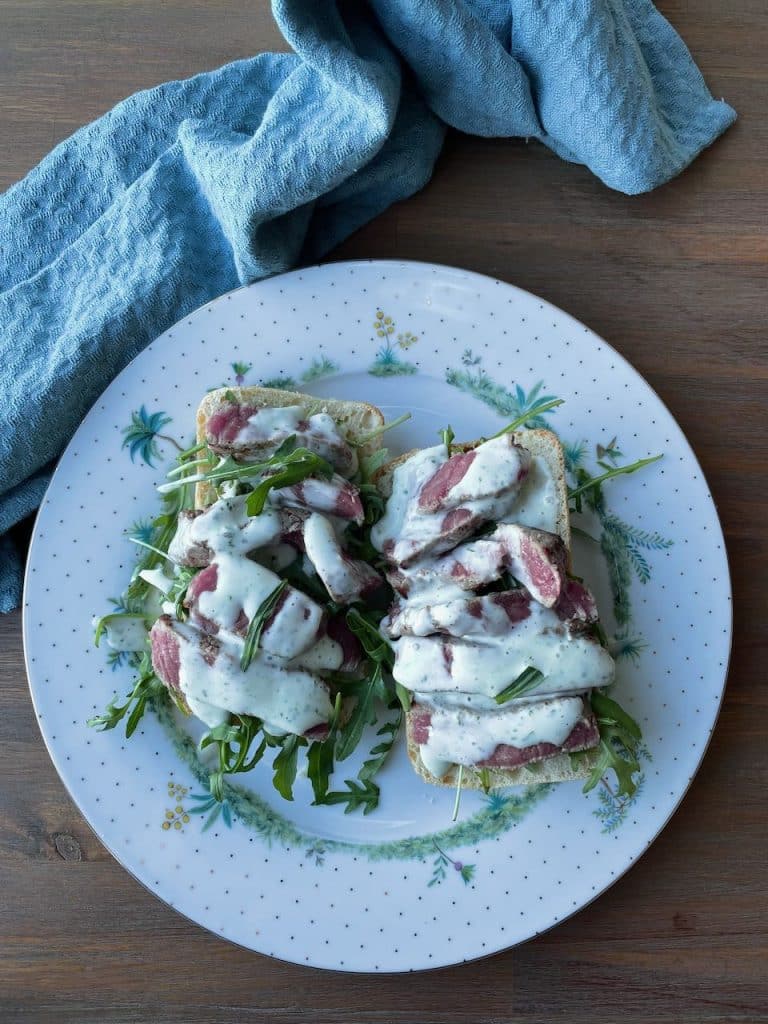 Broodje biefstuk met dragonmayonaise