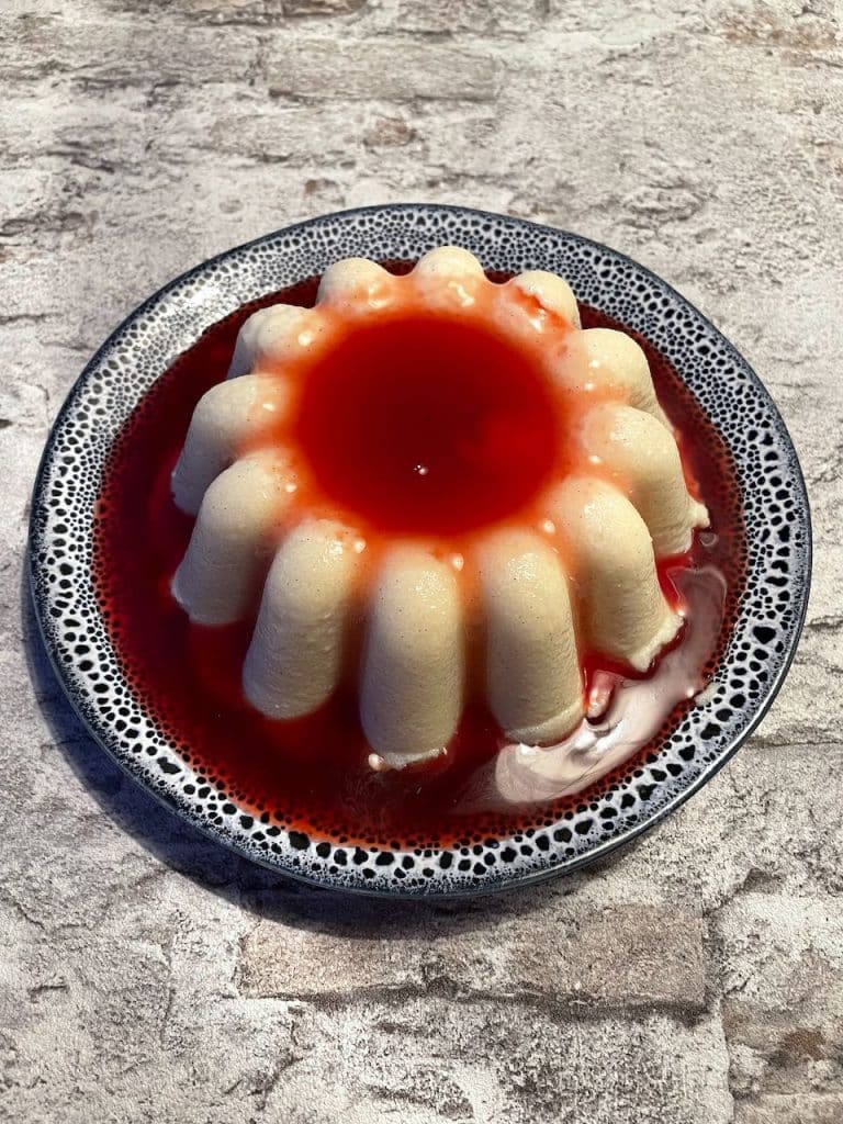 Klassieke griesmeelpudding met bessensaus