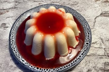 Klassieke griesmeelpudding met bessensaus