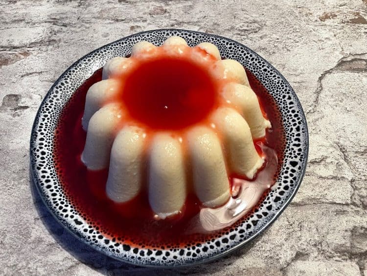 Klassieke griesmeelpudding met bessensaus