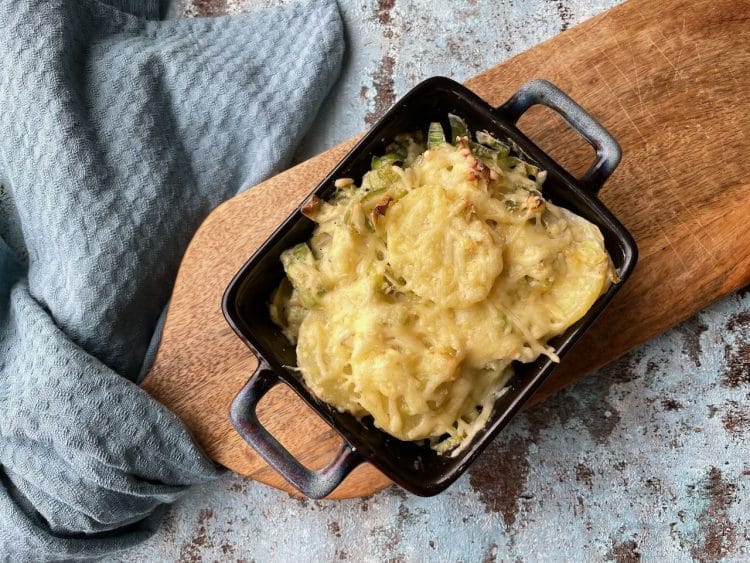 Eenpersoonsmaaltijd prei-aardappel ovenschotel
