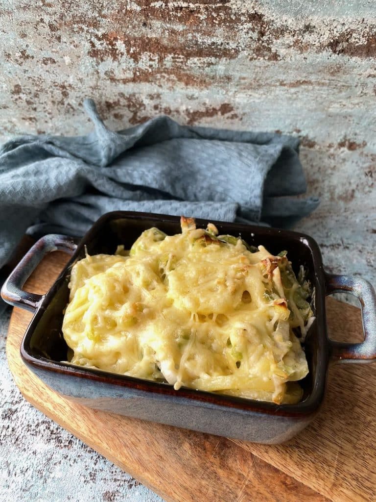 Eenpersoonsmaaltijd prei-aardappel ovenschotel