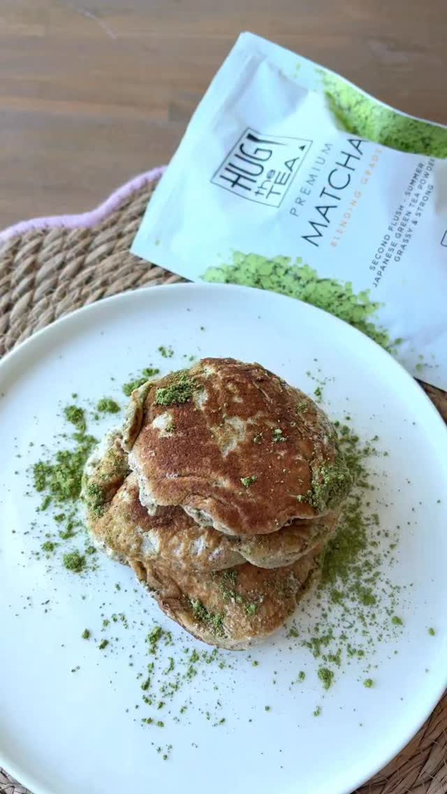 Matcha soufflé pancakes met karamelsaus - heerlijke luchtige Japanse pannenkoeken met de lekkerste karamelsaus van @suboro_nl 

Voor ongeveer 6 pancakes:

3 eieren
3 eetlepels suiker
2 eetlepels melk
1 eetlepel matcha poeder + extra om te bestrooien @hugthetea.matcha 
50 gram bloem
1/2 theelepel bakpoeder
beetje boter
@suboro_nl karamelsaus

Splits de eieren en sla de eiwitten stijf met de suiker.
Klop de dooiers met de melk en matcha poeder luchtig.
Spatel de eiwitten door de dooiers. Spatel hier de bloem en de bakpoeder door.
Smelt wat boter in een koekenpa en leg hier flinke hopen beslag in. Bak de onderkant op laag tot middelhoogvuur bruin. Draai voorzichtig om en bak ook de andere kant goudbruin.
Bestrooi met wat extra matcha poeder en serveer direct met extra veel karamelsaus.
#gekregen #soufflepancake #matcha #karamelsaus