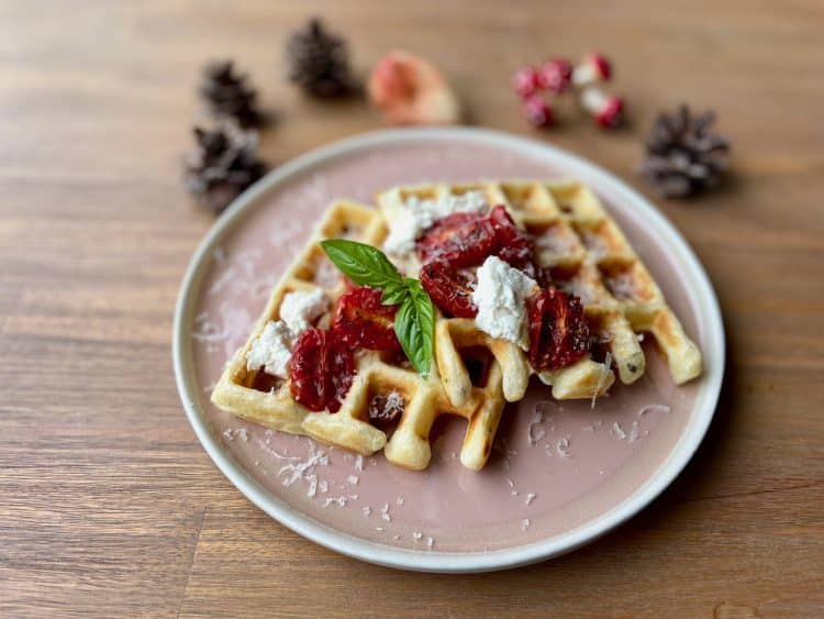 Hartige wafels met ovengedroogde tomaatjes