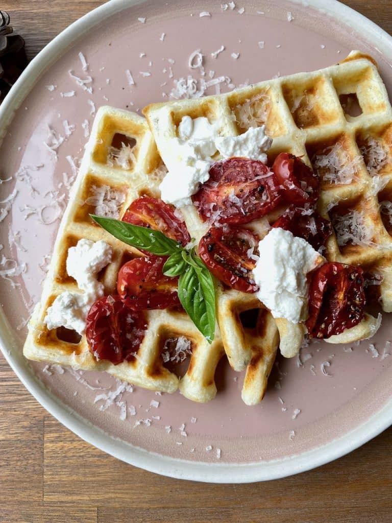 Hartige wafels met ovengedroogde tomaatjes