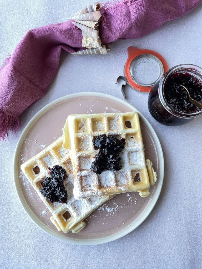 Wafels met bosbessenjam