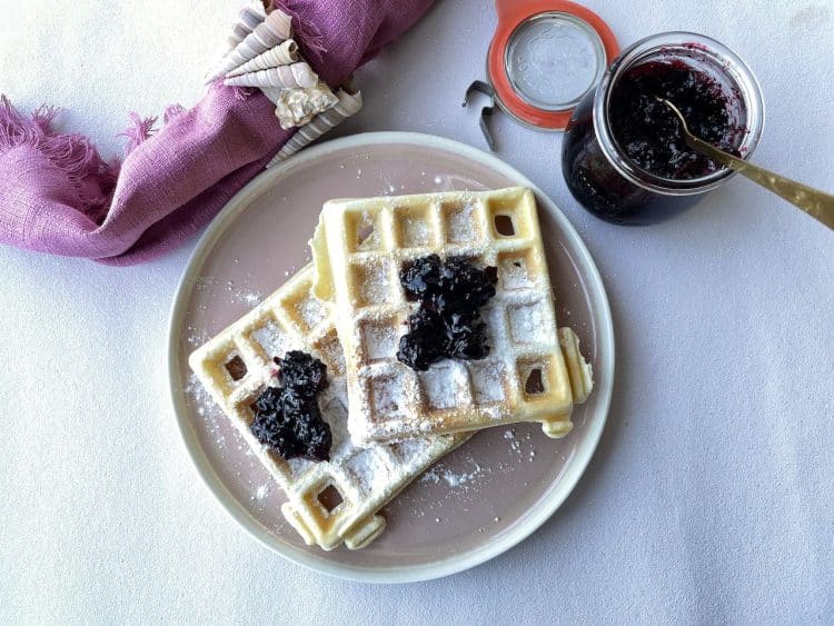 Wafels met bosbessenjam