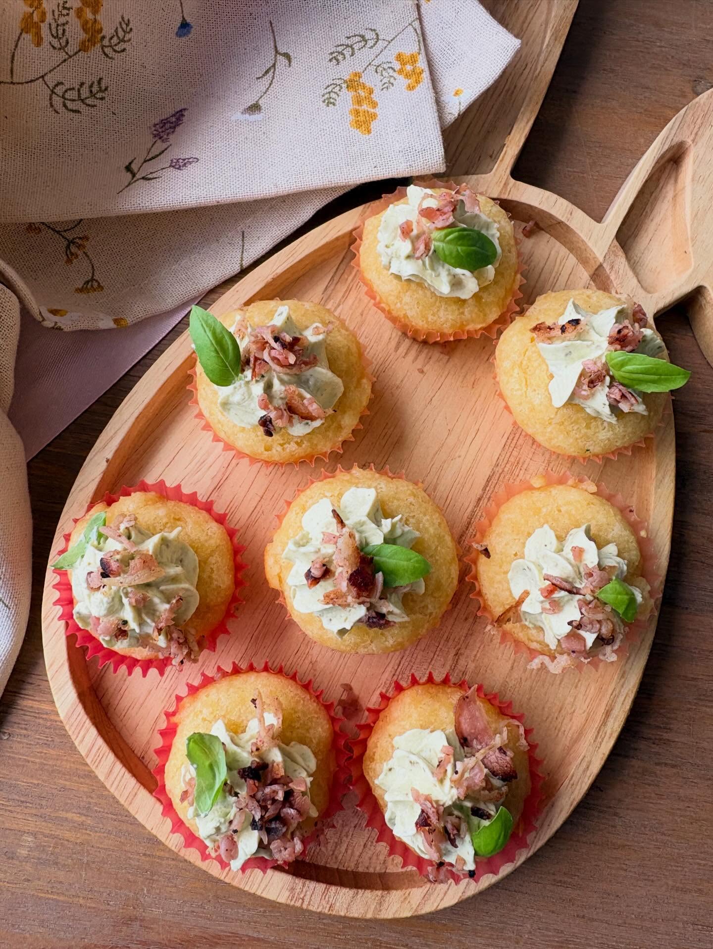 Omdat ik meer van hartig houd dan van zoet, maakte ik -naast de zoete mini cupcakes voor Pasen van laatst - ook een hartige variant: met pestoroom en bacon crunch. Liever vega? Vervang dan de topping door bijvoorbeeld door tomaat of kappertjes. Het recept vind je op mijn site!
#cupcakes #recept #pasen #paasrecept