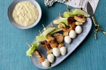 Caesarsalade op een stokje