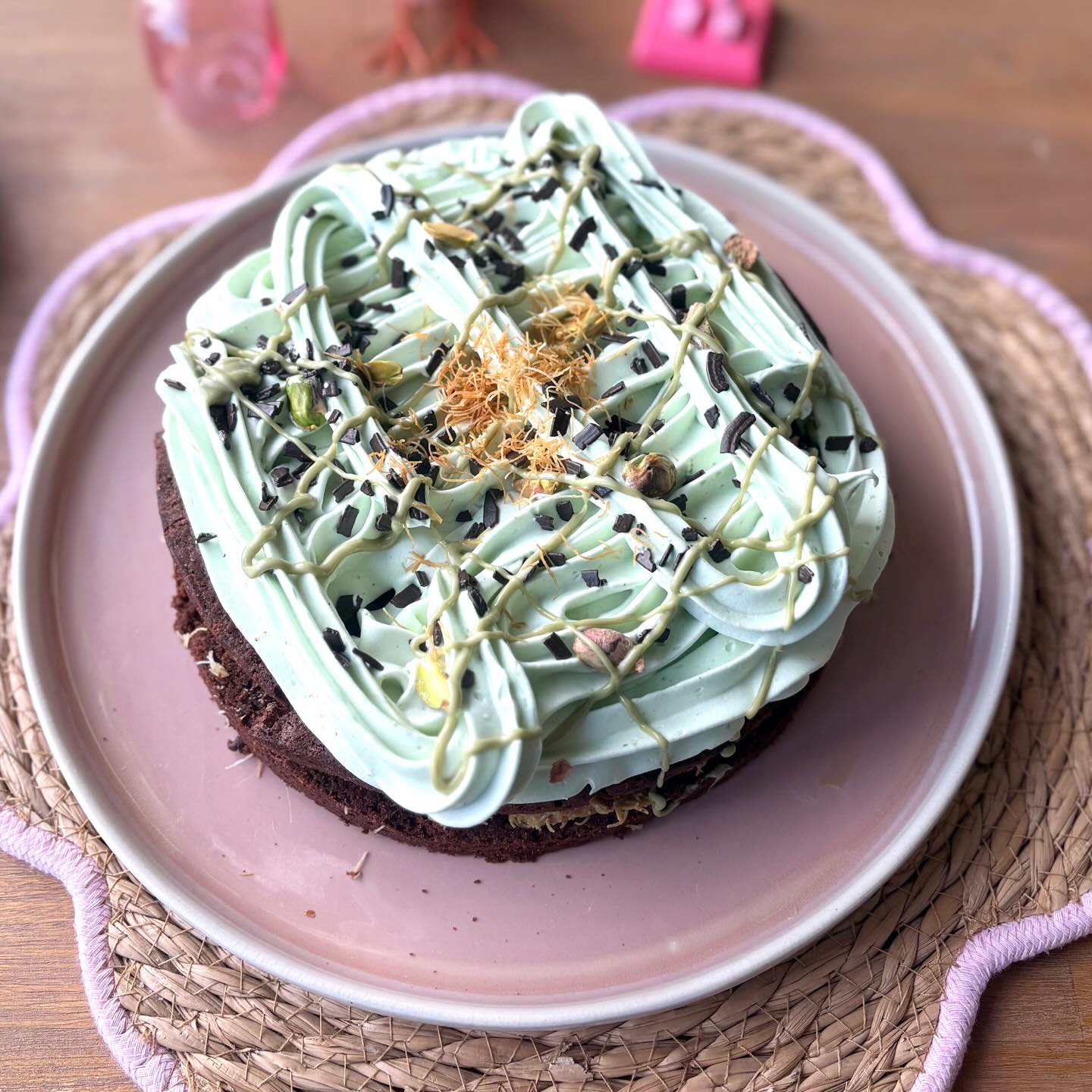 Bij @albertheijn kocht ik onlangs een Dubai brownie taartje. Die was zo lekker, die moest ik namaken! Het resultaat? Nog lekkerder natuurlijk 🤪. Het recept vind je op mijn blog: smeuïge chocolade brownie, knapperige kadayif en romige pistachepasta. Dit wil je!
#dubaitaartje #bakken #recept #homemade