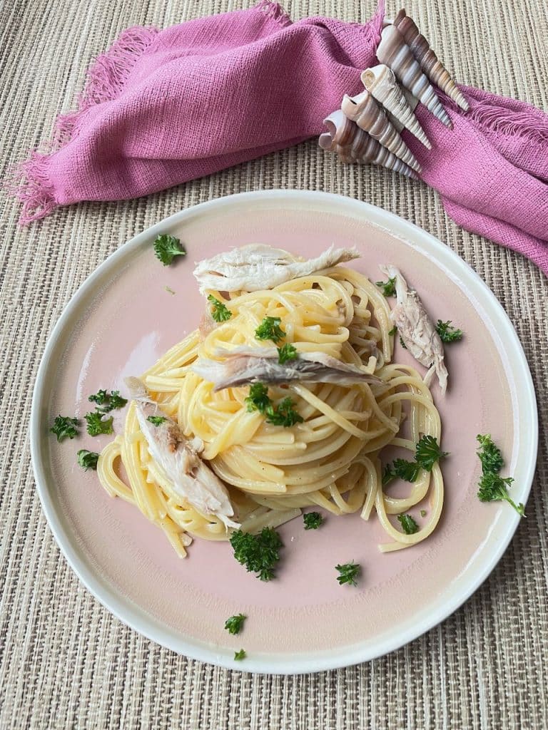 Spaghetti carbonara met gerookte makreel
