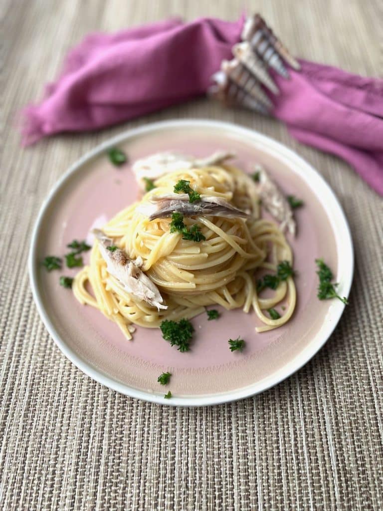 Spaghetti carbonara met gerookte makreel