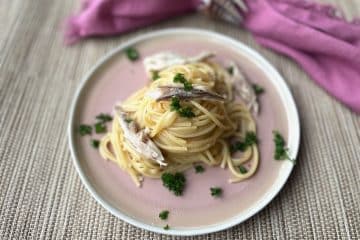 Spaghetti carbonara met gerookte makreel