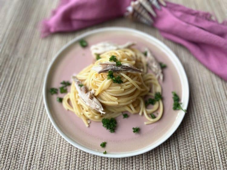 Spaghetti carbonara met gerookte makreel