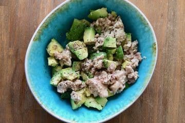 Salade met avocado en kabeljauwlever