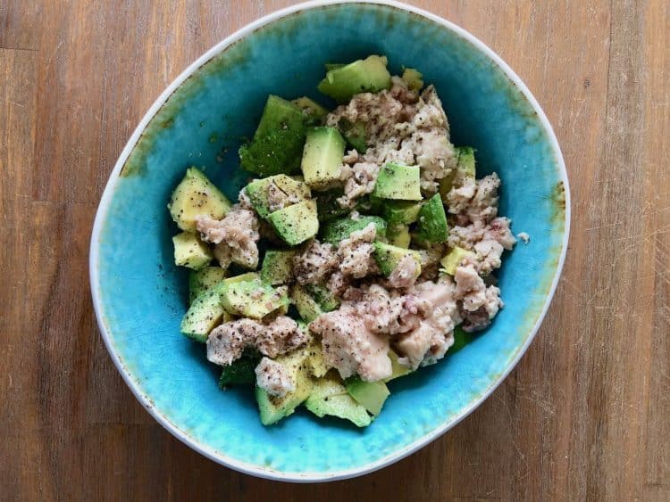 Salade met avocado en kabeljauwlever