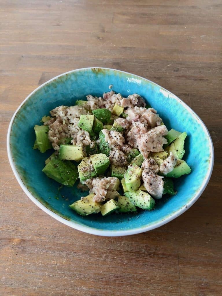 Salade met avocado en kabeljauwlever