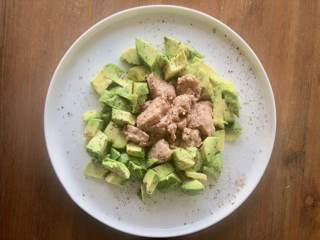 Salade met avocado en kabeljauwlever