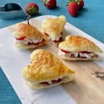 Eenhaps bladerdeeg gebakjes met aardbeien