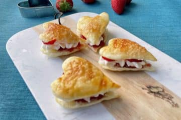 Eenhaps bladerdeeg gebakjes met aardbeien