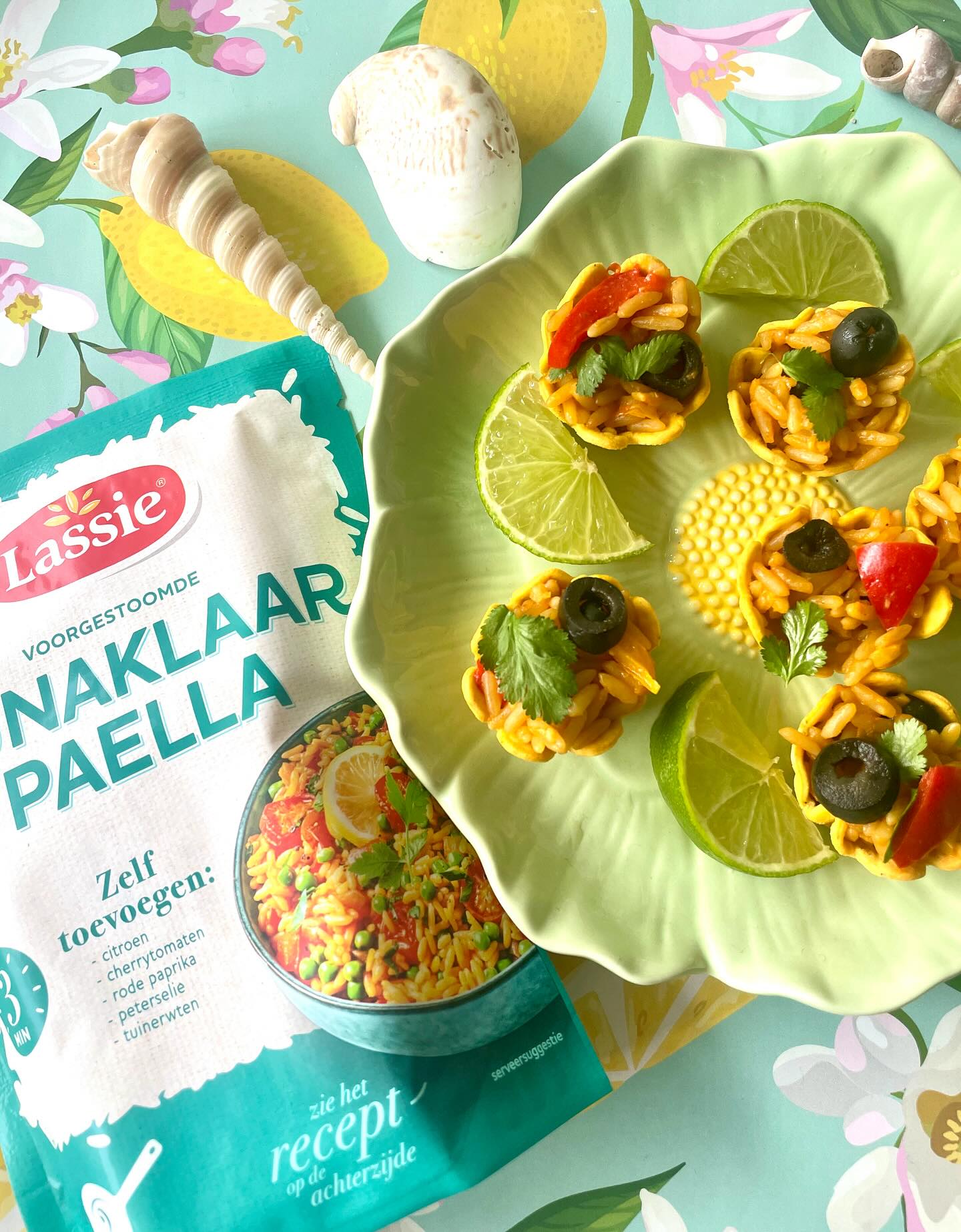 Nog op zoek naar een lekker, eenvoudig en ook nog eens verrassend zomers borrelhapje? Maak dan eens deze paella cups! Met de @lassie_official Bijnaklaar paella heb je dit hapje in een handomdraai op de borrelplank staan! De rijst - een kant-en-klare basis voor paella - is al gaar én op smaak, maar voeg gerust je favoriete ingrediënten toe. 
🥘 
Wat heb je nodig:
🥘
12 amusecups (@hemanederland )
1 pak Lassie Bijnaklaar paella
Paar gegrilde rode paprika reepjes
Zwarte olijvenringen
Peterselie of koriander

Verwarm in 3 minuten de paella met de olijvenringen, fijngesneden paprika reepjes en twee eetlepels water. Houd van de olijven en paprika wat achter voor decoratie. Vul de cups en decoreer.

#gekregen #lassie #lassiebijnaklaar #paella #amuse #borrelhap #lassierijst #lassierecepten #altijdgoed #thuiskoken #bijnaklaarpaella