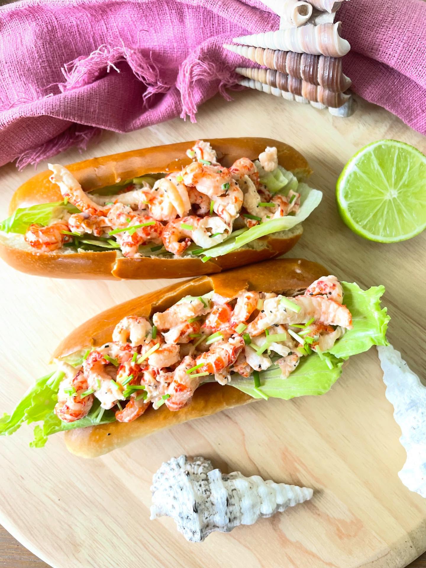 In Shanghai at ik afgelopen zomer een ontzettend lekkere lobster roll. Een brioche broodje belegd met sla en verse kreeft, op smaak gebracht met mayonaise, limoen en bieslook. Simpel maar om je vingers bij op te eten zo lekker. Omdat ik mij niet iedere dag kreeft kan veroorloven maakte ik deze ‘poor men’s’ versie: lobster rolls met rivierkreeftjes. Linkje naar het recept vind je in de stories.
#lobsterroll #lobster #rivierkreeftjes #briochebrood #shanghai #vakantieeten