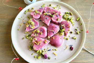 Roze ravioli met ricotta vulling