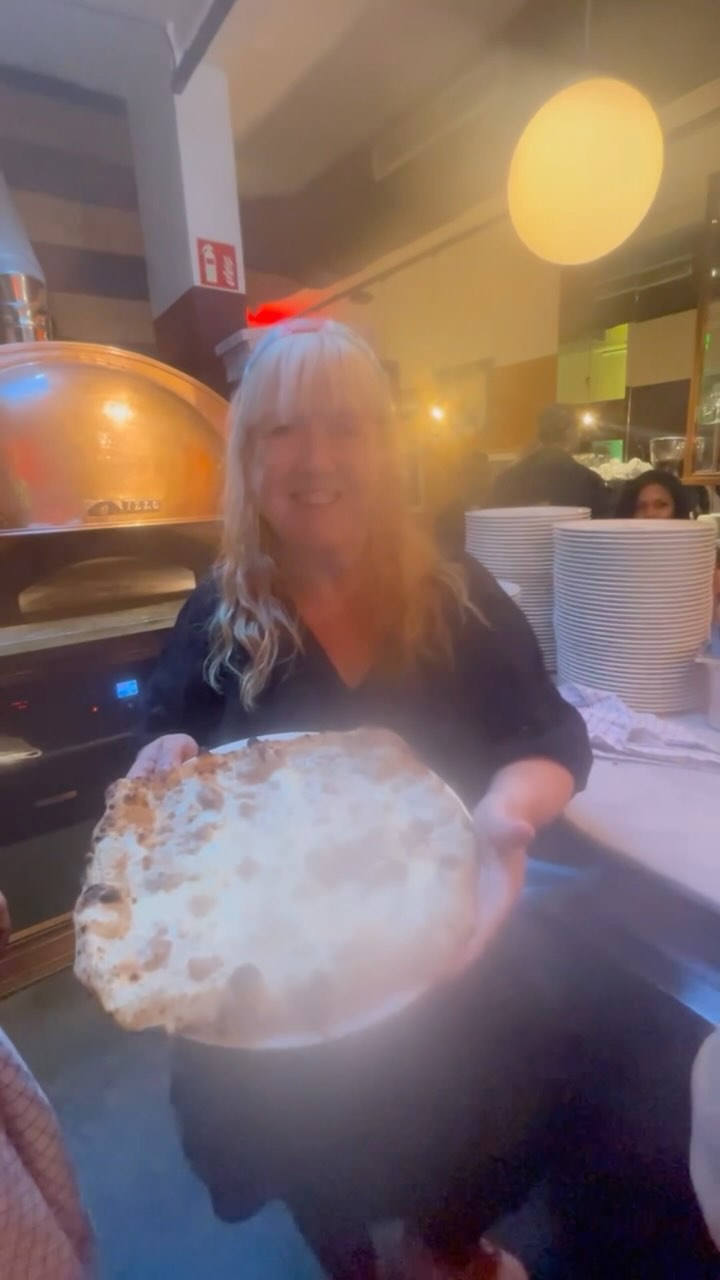 Ik was aanwezig bij de feestelijke opening van de Haagse vestiging van Pizza Beppe aan de mooie Dennenweg. Om voor één keer zelf een heuse authentieke Napolitaanse pizza 🍕 te bereiden. Pizza Beppe is niet voor niets erkend door de Associazione Verace Pizza Napoletana. En dat proef je!
Ik maakte een pizza met truffel, venkelworst, parmiggiano, mozzarella en honing. En dat ging er zo steamy aan toe dat de lens ervan besloeg 🤪
Ga hier pizza eten, that’s amore ♥️
*uitgenodigd #pizzabeppe #pizzanapoletana #dennenweg #restaurant #review #waareetdenhaag #pizza #pizzeria #truffel