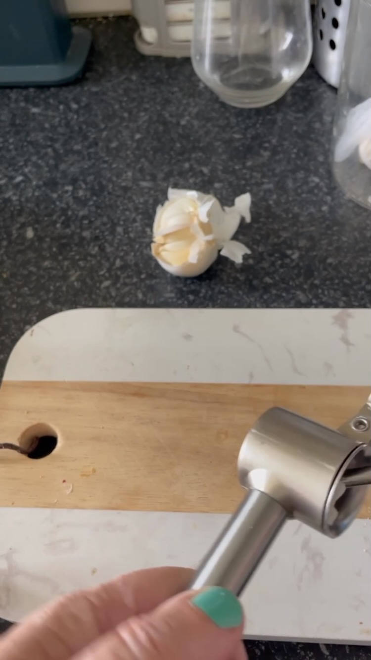 Ik kook heel graag met knoflook, maar de juiste tool ervoor vinden was wel ff een dingetje. Ik ben dan ook super blij met de @garlicmasters. Deze is niet alleen perfect voor knoflook, maar ook gember, noten, kruiden of olijven maak je er eenvoudig mee fijn. Die handige tool om het velletje van de knoflook te halen krijg je erbij. En ook niet onbelangrijk: ff afspoelen onder de kraan en klaar. Ik zeg 👍
*gekregen #garlicmaster #knoflook #knoflookpers #gemakkelijk #keukentool