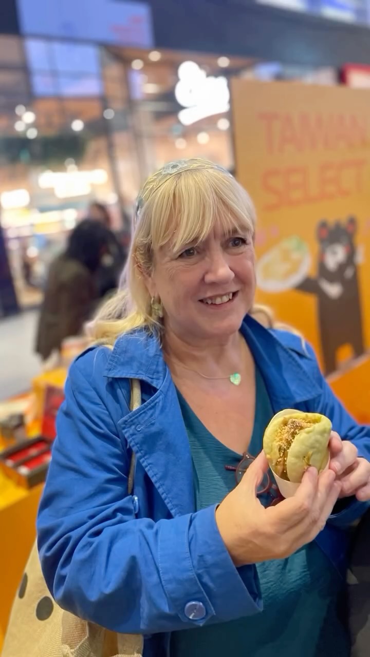 Tijdens onze reis in China was er helaas geen gelegenheid ook Taiwan te bezoeken. Gelukkig kon ik dat vrijdag deels goed maken door een bezoek aan de pop-up stand van Taiwan in de Mall, uitgenodigd door @kroonophetwerk
De heerlijke streetfood keuken van Taiwan, klaargemaakt door chef @lupalicios.nl smaakte zeker naar meer. Heerlijke sticky rice met shiitake, crunchy popcorn chicken, tofu en natuurlijk bubble tea met matcha of de beroemde winter melon. Het lekkerste vond ik de gua bao, gestoomde broodjes met buikspek.
Ik ging naar huis met een leuke goodiebag vol Taiwanese producten, om lekker verder te experimenteren!
#taiwan25 #taiwanevent #kohw #uitgenodigd #taiwan #taiwanesfood #kroonophetwerk #lupalicios #bubbletea #westfieldmallofthenetherlands