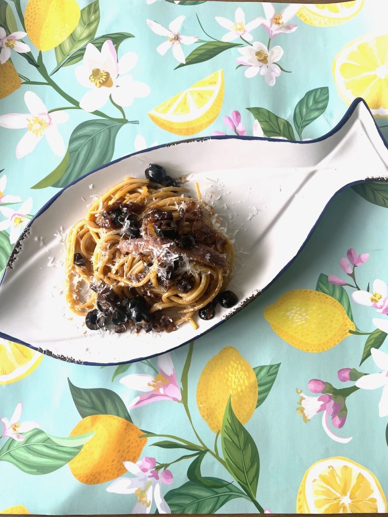 Siciliaanse pasta met ansjovis en rozijnen