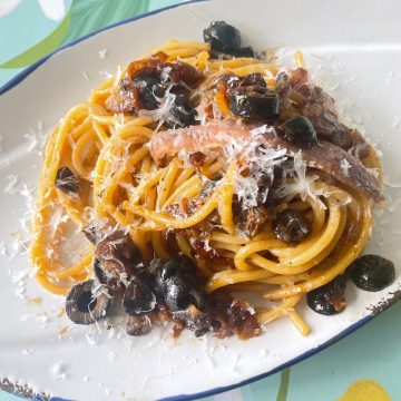 Siciliaanse pasta met ansjovis en rozijnen