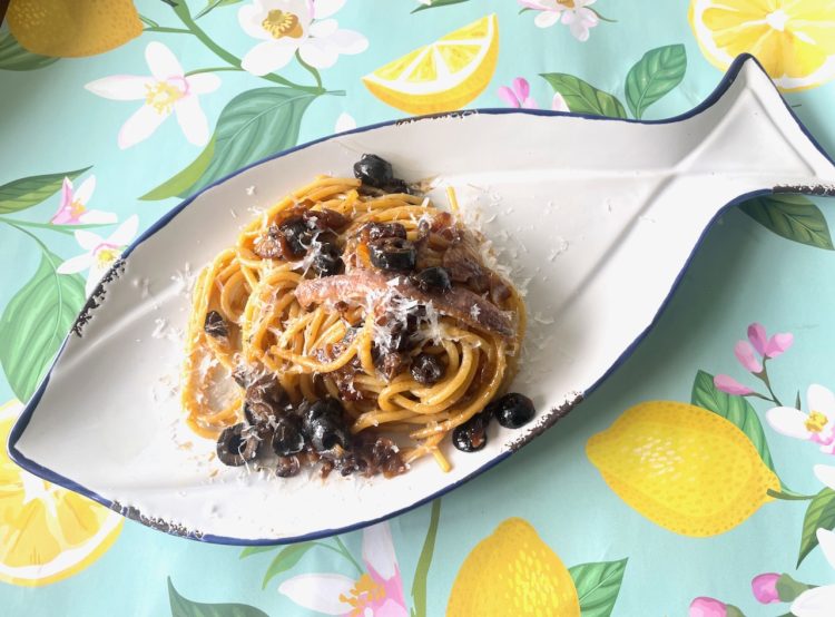 Siciliaanse pasta met ansjovis en rozijnen