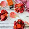 Hangop met gemarineerde aardbeien