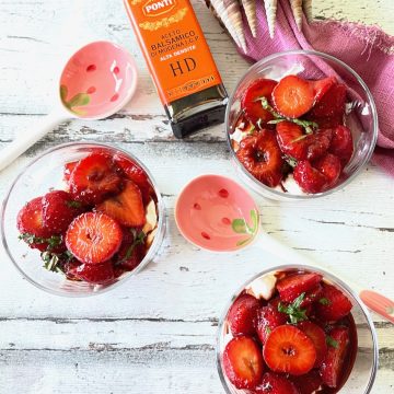 Hangop met gemarineerde aardbeien