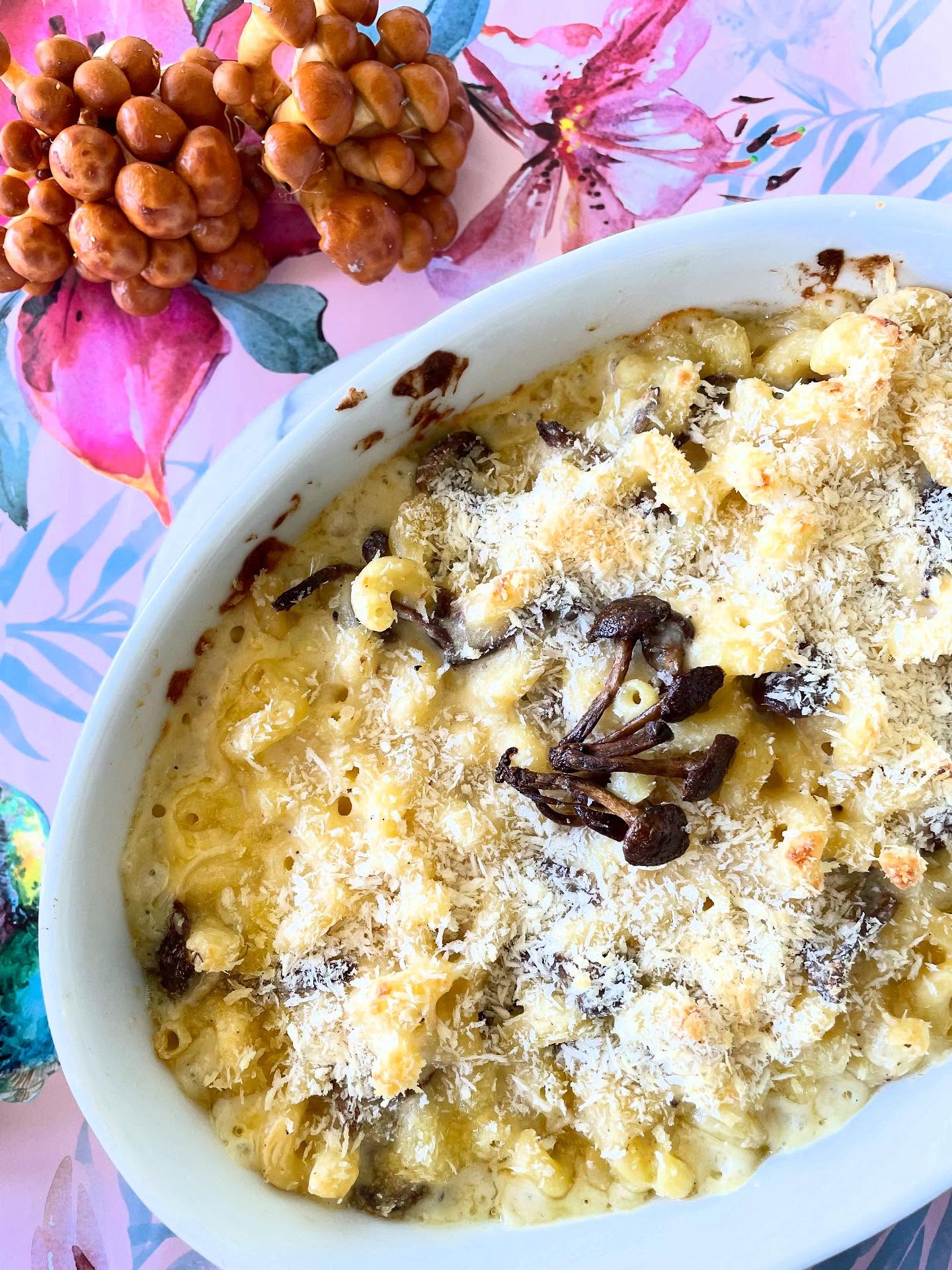 🍄🟫 Mac ‘n cheese met bundelzwam 🍄🟫
Bodhi is dol op een good old American Mac ‘n cheese. Ik maak ‘m graag ‘wat’ gezonder met een heleboel heerlijke bundelzwammen.
Voor twee personen:
200 gram macaroni
80 gram geraspte kaas naar wens
15 gram boter
15 gram bloem
250 ml melk
Panko
150 gram bundelzwammen (te koop bij @albertheijn
Klontje boter om in te bakken
Verwarm de oven voor op 210 graden. Kook de pasta beetgaar. Smelt de boter op laag vuur, voeg de bloem toe en laat twee minuutjes garen. Voeg de melk toe en breng al roerend aan de kook. Roer de kaas door de bechamelsaus en laat smelten. Breng op smaak met zout en peper.
Bak in een koekenpan de paddenstoelen in ca 5 minuten gaar. Roer de saus en paddenstoelen door de pasta en doe in de ovenschaal. Bestrooi met panko en bak in 20 minuten goudbruin.
#paddenstoelen #sproomz #bundelzwam #paddenstoelenindezomer #exotischepaddenstoelen #gezond #vegetarisch #macncheese #