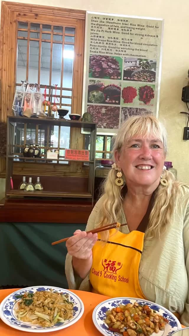 Culinair gezien was China een fantastische ervaring. Mijn eerste kennismaking met hotpot (zalig), het heerlijkste streetfood, dumplings, Peking eend en chips in de meest gekke smaken. Drie weken eten met stokjes en natuurlijk ook een kookworkshop. Ik schreef een uitgebreide blog over mijn culinaire ervaringen (link in stories). Van culinaire verschillen per regio tot menukaarten in het Chinees en bestellen van de foto.
#rondreischina #china #culinairchina #chinesekeuken #streetfood #kookworkshop #koningaap #etenmetstokjes #hotpot #pekingeend