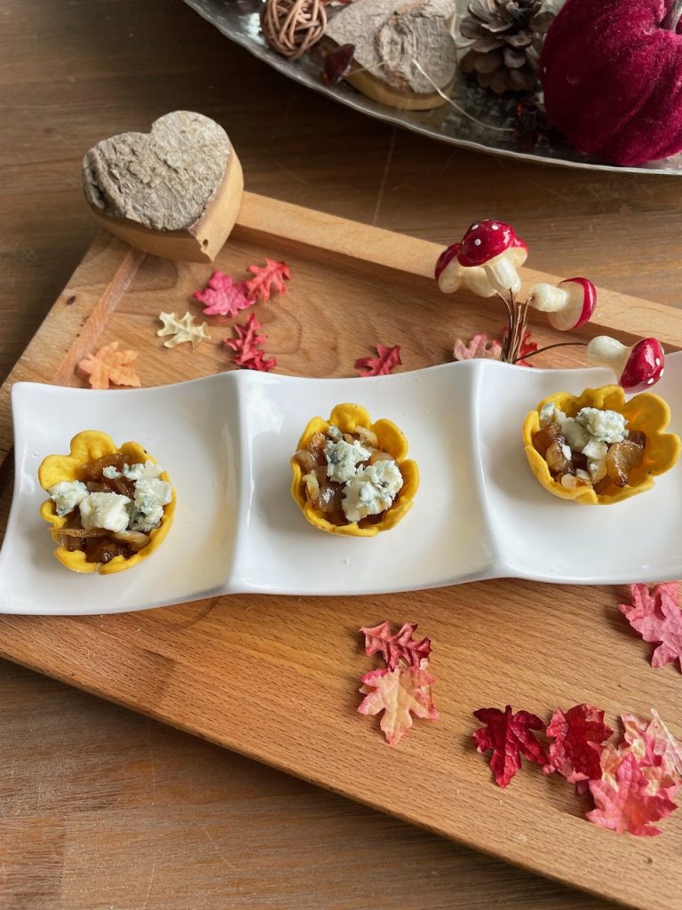 Amuse met gekarameliseerde ui en blauwe kaas